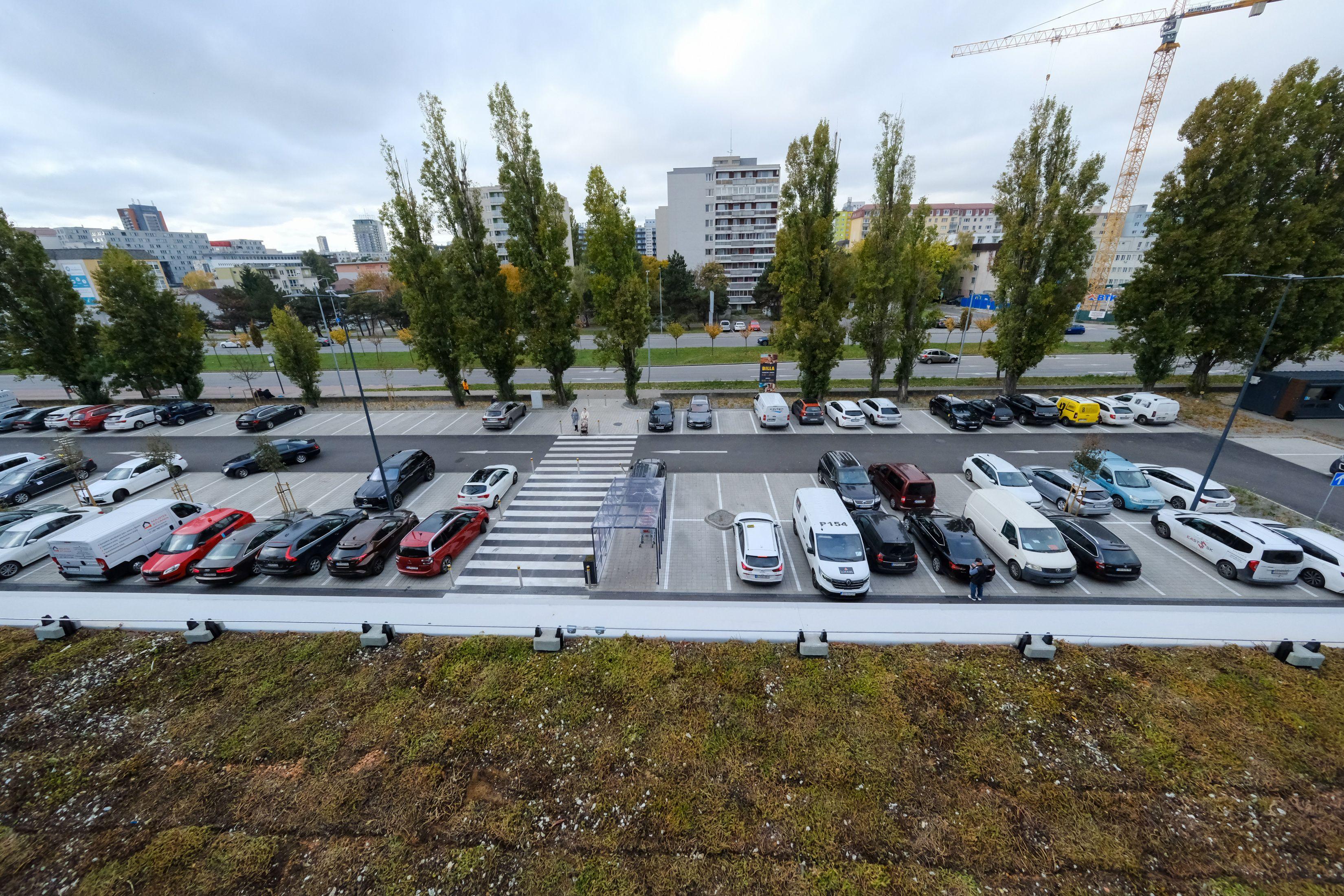 pohľad na parkovisko billa zvrchu